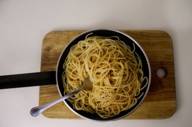 baharat, makarna bir arka plan üzerinde bir tavada spagetti