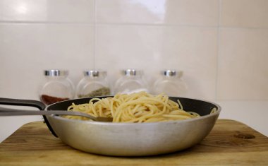 baharat, makarna bir arka plan üzerinde bir tavada spagetti
