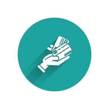 Beyaz ınsan el, uzun gölge ile izole kredi kartı simgesi ile tutarak. Online ödeme. Kart ile öde. Finansal operasyonlar. Yeşil daire düğmesi. Vektör Illustration