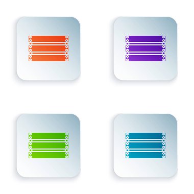 Beyaz arka planda yalıtılmış renkli Ahşap kutu simgesi. Market sepeti, depo kasası. Sebze, ürün için boş ahşap konteyner. Simgeleri renkli kare düğmelere ayarlayın. Vektör İllüstrasyonu