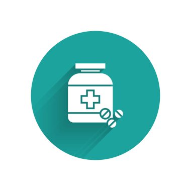 Beyaz tıp şişe ve hap simgesi uzun gölge ile izole. Şişe hap işareti. Eczane tasarımı. Yeşil daire düğmesi. Vektör Illustration