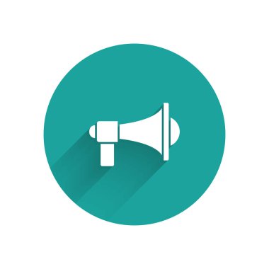 Uzun gölge ile izole beyaz megafon simgesi. Yüksek sesle konuşma uyarısı kavramı. Ağızlık için Bullhorn çığlık promosyonu. Yeşil daire düğmesi. Vektör Illustration