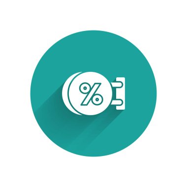 Beyaz tabela uzun gölge ile izole bir yazıt indirim yüzde simgesi ile asılı. Bar, kafe, pub, Restoran için uygundur. Yeşil daire düğmesi. Vektör Illustration