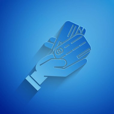 Kağıt kesilmiş ınsan el Mavi arka planda izole kredi kartı simgesi ile tutarak. Online ödeme. Kart ile öde. Finansal operasyonlar. Kağıt sanatı tarzı. Vektör Illustration