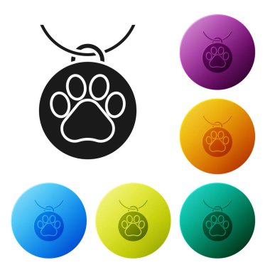 Beyaz arka planda izole edilmiş ad etiketi simgesine sahip Siyah Yaka. Evcil hayvanlar için erzak. Köpek ya da kedi pençesi izi. Kedi ve köpek bakımı. Evcil hayvan zincirleri. Simgeleri renkli daire düğmeleri ayarlayın. Vektör İllüstrasyonu