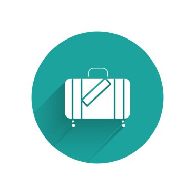 Uzun gölge ile izole seyahat ve çıkartmalar simgesi için beyaz bavul. Seyahat Bagaj işareti. Seyahat Bagaj simgesi. Yeşil daire düğmesi. Vektör Illustration