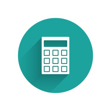 Beyaz Hesap Makinesi simgesi uzun gölgeli izole edilmiş. Muhasebe sembolü. İş hesaplamaları matematik eğitimi ve finans. Yeşil daire düğmesi. Vektör İllüstrasyonu