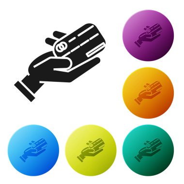 Siyah ınsan el, beyaz arka planda izole kredi kartı simgesi ile tutarak. Online ödeme. Kart ile öde. Finansal operasyonlar. Simgeler renkli daire düğmelerini ayarlayın. Vektör Illustration