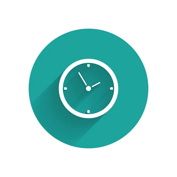 긴 그림자로 격리 된 흰색 시계 아이콘입니다. 시간 기호입니다. 녹색 원 버튼입니다. 벡터 일러스트레이션 — 스톡 벡터