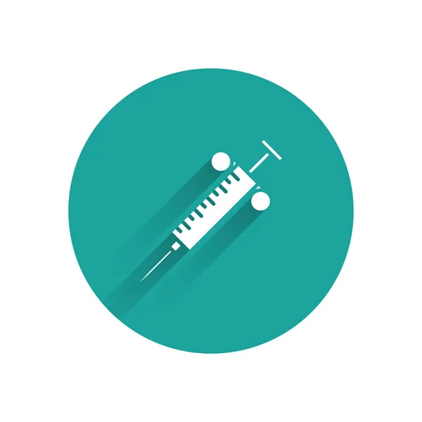 Witte spuit pictogram geïsoleerd met lange schaduw. Spuit voor vaccin, vaccinatie, injectie, griepprik. Medische apparatuur. Groene cirkel knop. Vector Illustratie — Stockvector