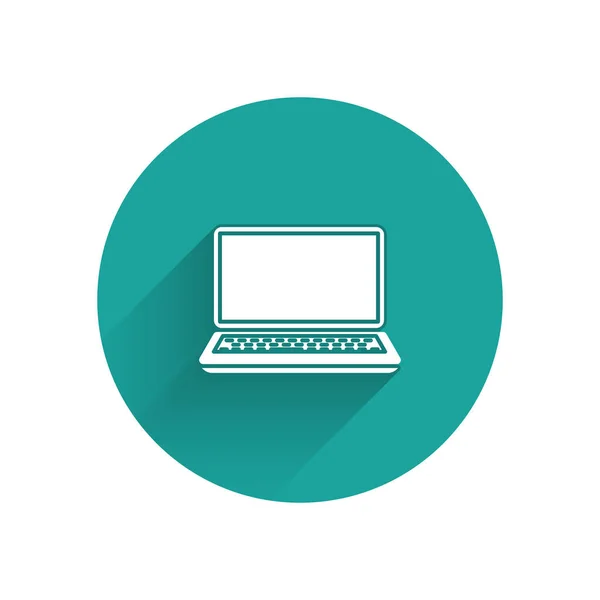 Weißes Laptop-Symbol isoliert mit langem Schatten. Computer-Notizbuch mit leerem Bildschirm. Grüner Kreis-Knopf. Vektorillustration — Stockvektor