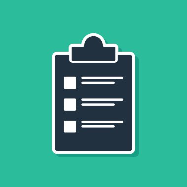 Yeşil arkaplanda kontrol listesi simgesine sahip mavi pano izole edildi. Kontrol listesi sembolü. Anket anketi ya da anket geri bildirim formu. Vektör İllüstrasyonu