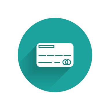 Beyaz kredi kartı simgesi uzun gölge ile yalıtılmış. Online ödeme. Nakit para çekme. Finansal operasyonlar. Alışveriş tabelası. Yeşil daire düğmesi. Vektör Illustration