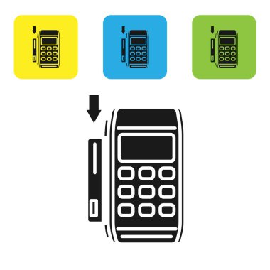 Siyah POS terminali ile takılı kredi kartı simgesi beyaz arka planda yalıtılmış. Ödeme terminali hareketi. Kart ile öde. Set simgeleri renkli kare düğmeler. Vektör Illustration