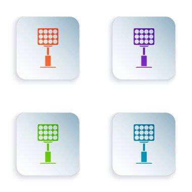 Renk parlak Stadyum ışıkları beyaz arka planda izole simgesi. Bir futbol sahasında Spotlight. Floodlight, hafif projektör. Renkli kare düğmeleri simgeleri ayarlayın. Vektör Illustration