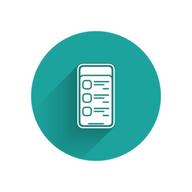 Beyaz online alışveriş cep telefonu simgesi uzun gölge ile izole. Online satın alma. Internet Mağazası, mobil mağaza uygulaması ve ödemeler faturalandırması. Yeşil daire düğmesi. Vektör Illustration