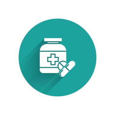 Beyaz tıp şişe ve hap simgesi uzun gölge ile izole. Şişe hap işareti. Eczane tasarımı. Yeşil daire düğmesi. Vektör Illustration