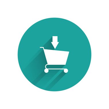 Beyaz uzun gölge ile izole alışveriş sepeti simgesine ekleyin. Online satın alma kavramı. Teslimat hizmeti işareti. Süpermarket sepeti sembolü. Yeşil daire düğmesi. Vektör Illustration