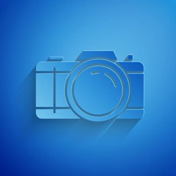 Corte de papel Icono de cámara fotográfica aislado sobre fondo azul. Icono de cámara fotográfica. Estilo de arte de papel. Ilustración vectorial — Vector de stock