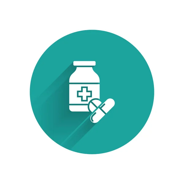 Λευκή ιατρική μπουκάλι και χάπια εικονίδιο απομονώνονται με μακρά σκιά. Πινακίδα με χάπι φιάλης. Σχέδιο φαρμακευτικής. Κουμπί πράσινου κύκλου. Απεικόνιση διανυσματικών φορέων — Διανυσματικό Αρχείο