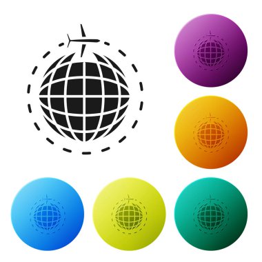 Siyah küre beyaz arka planda izole uçan uçak simgesi ile. Gezegen yeryüzünde uçak sinek. Uçak dünya simgesi. Simgeler renkli daire düğmelerini ayarlayın. Vektör Illustration