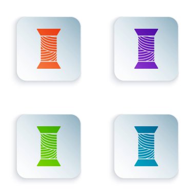 Beyaz arka planda izole biriktirme simgesinde renk dikiş iplik. İplik makaranın. İplik bobin. Renkli kare düğmeleri simgeleri ayarlayın. Vektör Illustration