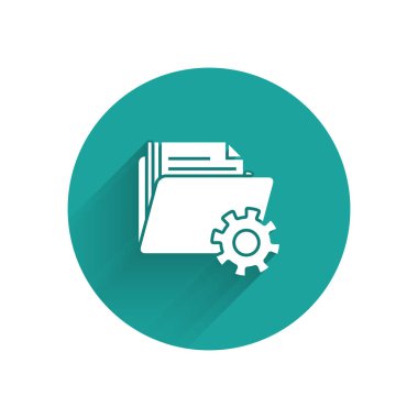 Uzun gölge ile izole dişli simgesi ile beyaz klasör ayarları. Yazılım güncellemesi, Transfer Protokolü, takım çalışması aracı yönetimi. Yeşil daire düğmesi. Vektör Illustration