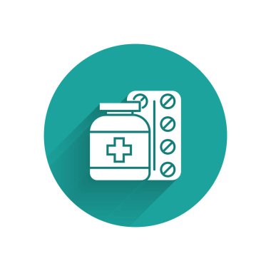 Beyaz tıp şişe ve hap simgesi uzun gölge ile izole. Şişe hap işareti. Eczane tasarımı. Yeşil daire düğmesi. Vektör Illustration