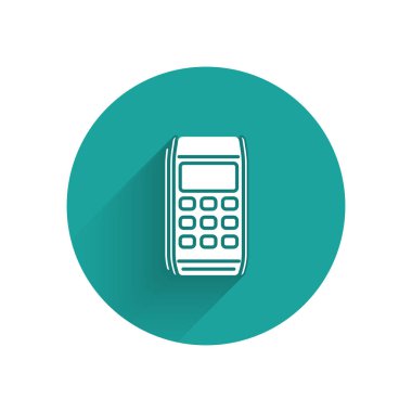 Beyaz POS Terminal simgesi uzun gölge ile yalıtılmış. Ödeme terminali hareketi. Kart ile öde. Yeşil daire düğmesi. Vektör Illustration