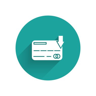 Beyaz kredi kartı simgesi uzun gölge ile yalıtılmış. Online ödeme. Nakit para çekme. Finansal operasyonlar. Alışveriş tabelası. Yeşil daire düğmesi. Vektör Illustration
