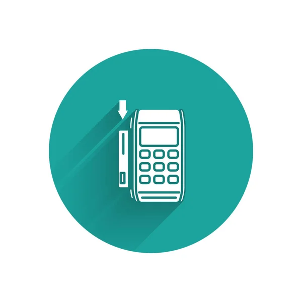 Terminal Pos branco com ícone de cartão de crédito inserido isolado com sombra longa. Transação do terminal de pagamento. Pagar com cartão. Botão de círculo verde. Ilustração vetorial —  Vetores de Stock