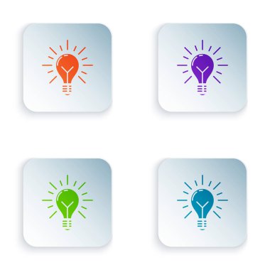 Işınları parlaklık ve fikir simgesi kavramı beyaz arka planda izole renkli ampul. Enerji ve fikir sembolü. İlham konsepti. Renkli kare düğmeleri simgeleri ayarlayın. Vektör Illustration