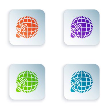 Beyaz arka planda izole uçan uçak simgesi ile renk küre. Gezegen yeryüzünde uçak sinek. Uçak dünya simgesi. Renkli kare düğmeleri simgeleri ayarlayın. Vektör Illustration