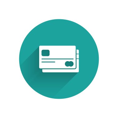 Beyaz kredi kartı simgesi uzun gölge ile yalıtılmış. Online ödeme. Nakit para çekme. Finansal operasyonlar. Alışveriş tabelası. Yeşil daire düğmesi. Vektör Illustration