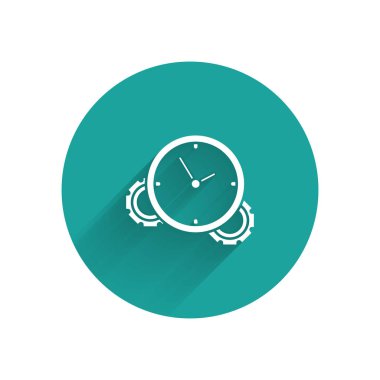 Beyaz zaman yönetimi simgesi uzun gölge ile yalıtılmış. Saat ve vites işareti. Verimlilik sembolü. Yeşil daire düğmesi. Vektör Illustration