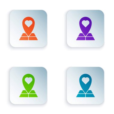 Beyaz arka planda izole kalp simgesi ile renk Haritası işaretçisi. Sevgililer günü. Aşk yeri. Romantik harita pin. Renkli kare düğmeleri simgeleri ayarlayın. Vektör Illustration