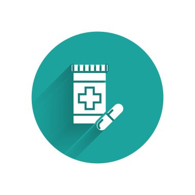 Beyaz tıp şişe ve hap simgesi uzun gölge ile izole. Şişe hap işareti. Eczane tasarımı. Yeşil daire düğmesi. Vektör Illustration