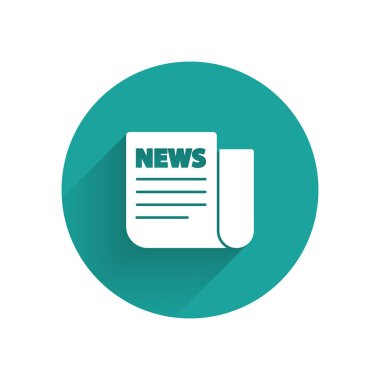 Beyaz Haberler simgesi uzun gölge ile yalıtılmış. Gazete tabelası. Kitle iletişim simgesi. Yeşil daire düğmesi. Vektör Illustration