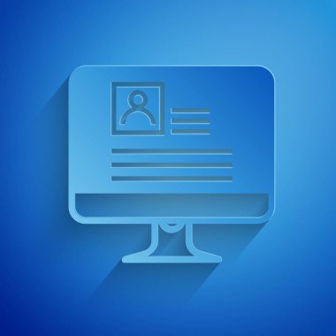 Kağıt kesim mavi arka planda izole Resume simgesi ile bilgisayar monitörü. CV uygulaması. Profesyonel personel aranıyor. Personel Analizi devam ediyor. Kağıt sanatı tarzı. Vektör Illustration