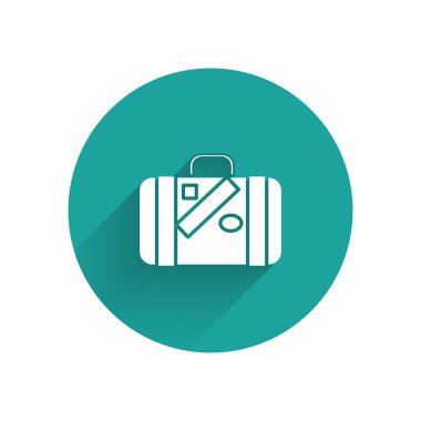 Uzun gölge ile izole seyahat ve çıkartmalar simgesi için beyaz bavul. Seyahat Bagaj işareti. Seyahat Bagaj simgesi. Yeşil daire düğmesi. Vektör Illustration