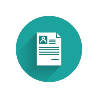 Beyaz Kalan simgesi uzun gölgeyle izole edildi. Özgeçmiş başvurusu. Profesyonel personel aranıyor. Personel analizi devam ediyor. Yeşil daire düğmesi. Vektör İllüstrasyonu