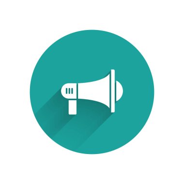 Uzun gölge ile izole beyaz megafon simgesi. Yüksek sesle konuşma uyarısı kavramı. Ağızlık için Bullhorn çığlık promosyonu. Yeşil daire düğmesi. Vektör Illustration
