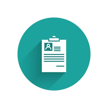 Uzun gölge ile izole Resume simgesine sahip beyaz Pano. CV uygulaması. Özgeçmiş, profil fotoğraf ile iş başvuru formu. Yeşil daire düğmesi. Vektör Illustration