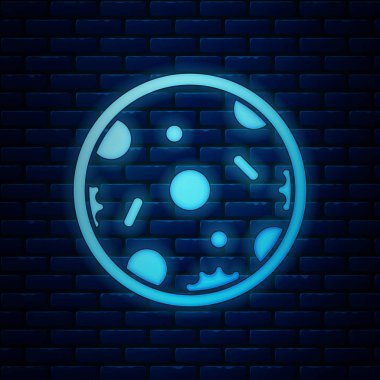 Tuğla duvar arka planda izole Neon pizza simgesi parlayan. Fast Food menüsü. Vektör Illustration