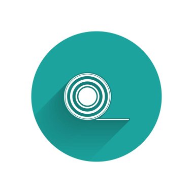 Uzun gölge ile izole beyaz Scotch simgesi. İş ve onarım için yapışkan bant rulo. Yapışkan ambalaj bandı. Ofis aracı ve şeyler. Yeşil daire düğmesi. Vektör Illustration