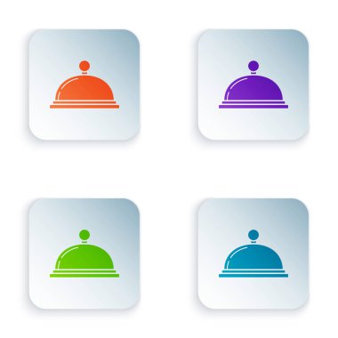 Renk beyaz arka planda izole gıda simgesi bir tepsi ile kaplıdır. Tepsi ve kapak işareti. Kapak ile Restoran Cloche. Mutfak simgesi. Renkli kare düğmeleri simgeleri ayarlayın. Vektör Illustration