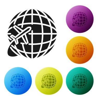 Siyah küre beyaz arka planda izole uçan uçak simgesi ile. Gezegen yeryüzünde uçak sinek. Uçak dünya simgesi. Simgeler renkli daire düğmelerini ayarlayın. Vektör Illustration