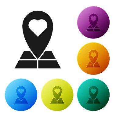 Beyaz arka planda izole kalp simgesi ile siyah harita işaretçisi. Sevgililer günü. Aşk yeri. Romantik harita pin. Simgeler renkli daire düğmelerini ayarlayın. Vektör Illustration
