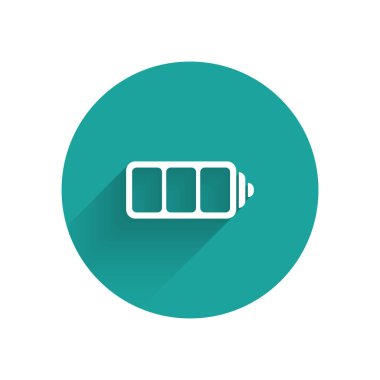 Beyaz pil şarj seviyesi göstergesi simgesi uzun gölge ile yalıtılmış. Yeşil daire düğmesi. Vektör Illustration