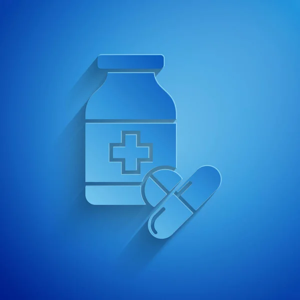 Papier gesneden geneeskunde fles en pillen pictogram geïsoleerd op blauwe achtergrond. Fles pil teken. Apotheek ontwerp. Papier kunststijl. Vector illustratie — Stockvector